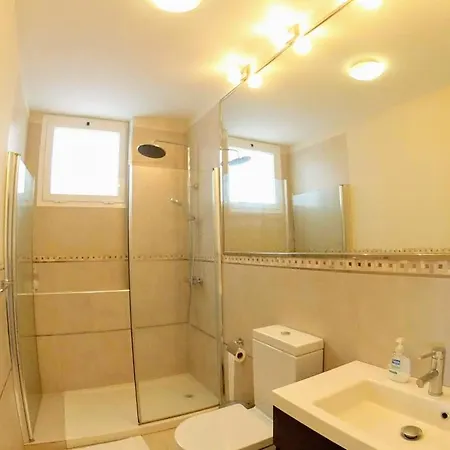 Facing The Ocean - Full Appt With 2 Double Bedroom Apartmán